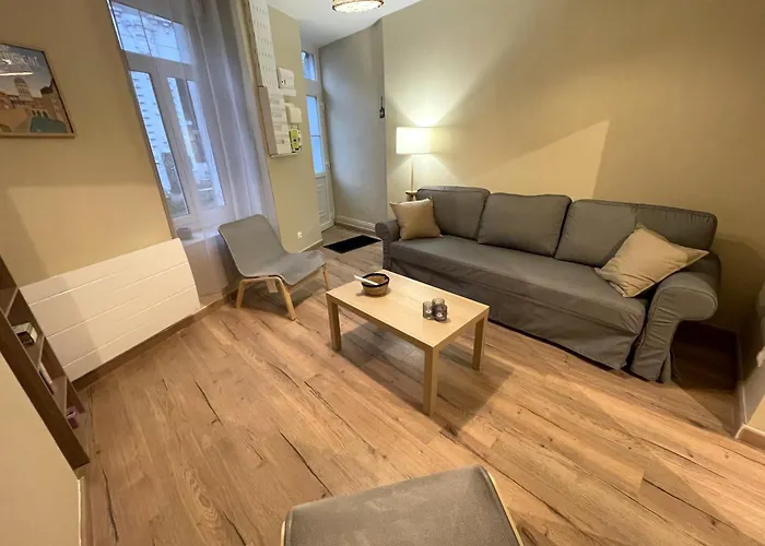 Holiday home Charmante Maison Independante Au Pied De La Vieille